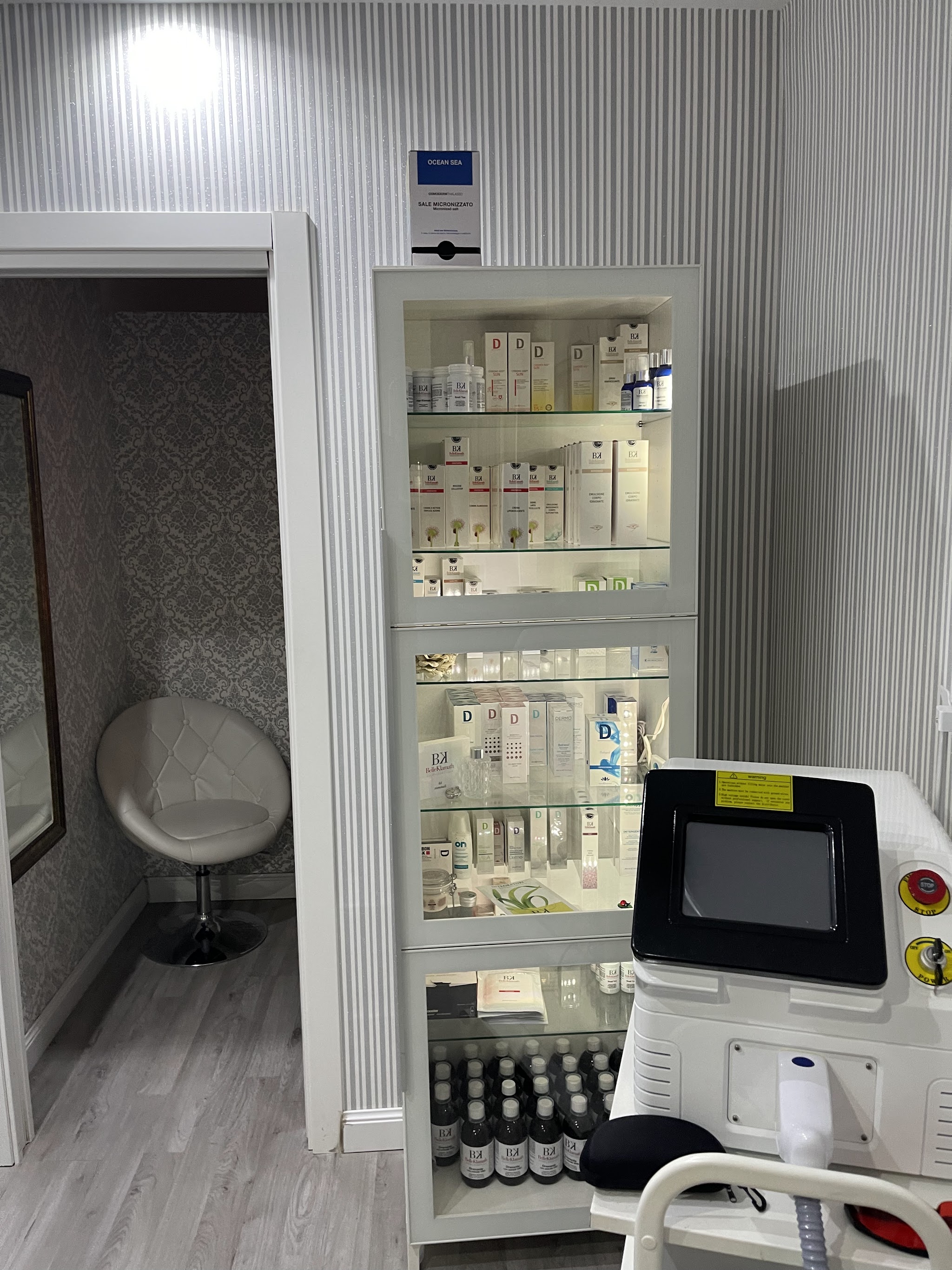 Prodotti e apparecchiature nella cabina Dely Beauty